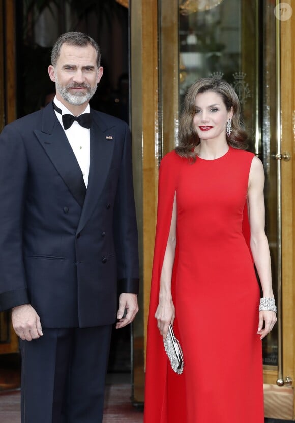 Le roi Felipe VI et son épouse la reine Letizia quittent leur hôtel à La Haye, pour une soirée privée pour le cinquantième anniversaire du roi Willem-Alexander des Pays-Bas, le 29 avril 201