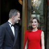 Le roi Felipe VI et son épouse la reine Letizia quittent leur hôtel à La Haye, pour une soirée privée pour le cinquantième anniversaire du roi Willem-Alexander des Pays-Bas, le 29 avril 201
