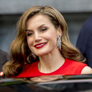 La reine Letizia d'Espagne quitte son hôtel à La Haye, pour une soirée privée pour le cinquantième anniversaire du roi Willem-Alexander des Pays-Bas, le 29 avril 2017