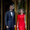 Le roi Felipe VI et son épouse la reine Letizia quittent leur hôtel à La Haye, pour une soirée privée pour le cinquantième anniversaire du roi Willem-Alexander des Pays-Bas, le 29 avril 201