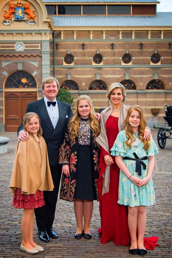Photo officielle du roi Willem-Alexander et de la reine Maxima avec leurs enfants : les princesses Catharina-Amalia, Alexia et Ariane des Pays-Bas le 29 avril 2017
