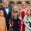Photo officielle du roi Willem-Alexander et de la reine Maxima avec leurs enfants : les princesses Catharina-Amalia, Alexia et Ariane des Pays-Bas le 29 avril 2017
