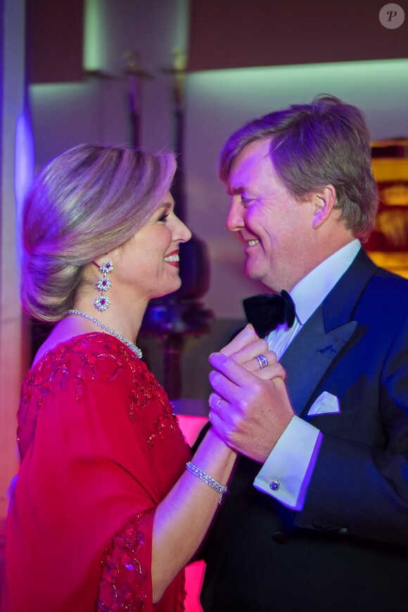 Le roi Willem-Alexander et la reine Maxima des Pays-Bas lors de la soirée privée pour son cinquantième anniversaire à La Haye le 29 avril 2017