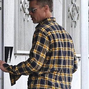 Exclusif - Brad Pitt passe la plupart de son temps et de ses nuits dans un studio a écouté des chansons tristes et a travaillé sur une sculpture avec son ami artiste T. Houseago à Los Angeles le 13 mars 2017.