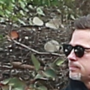 Exclusif - Brad Pitt très amaigri et en pleine conversation téléphonique dans les rues de Santa Monica. Le 25 janvier 2017