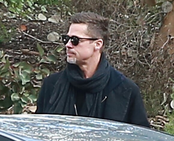 Exclusif - Brad Pitt très amaigri et en pleine conversation téléphonique dans les rues de Santa Monica. Le 25 janvier 2017