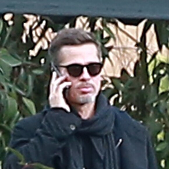 Exclusif - Brad Pitt très amaigri et en pleine conversation téléphonique dans les rues de Santa Monica. Le 25 janvier 2017