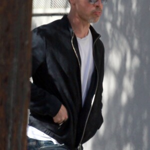 Exclusif - Brad Pitt à la sortie du studio d'Art "Owl Studios" de T. Houseago à Los Angeles, le 23 avril 2017. Brad laisse entrevoir une partie de son nouveau tatouage (une roue de moto). Il a récemment posé pour le magazine GQ, où son tatouage a été dévoilé en entier.