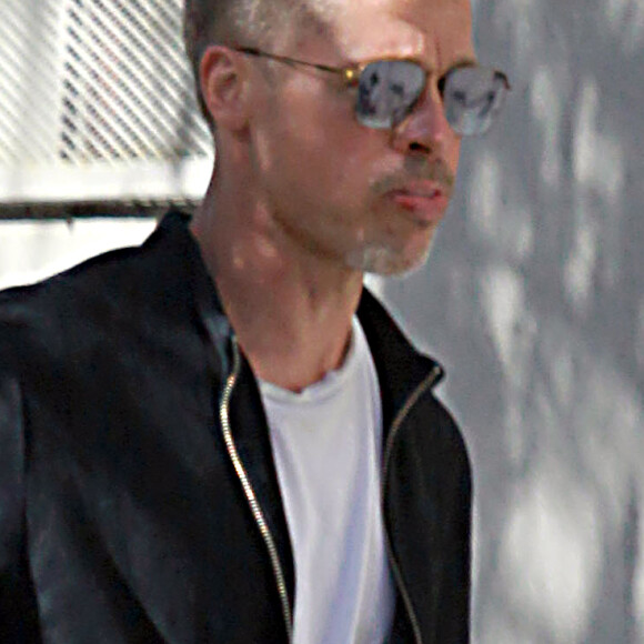 Exclusif - Brad Pitt à la sortie du studio d'Art "Owl Studios" de T. Houseago à Los Angeles, le 23 avril 2017. Brad laisse entrevoir une partie de son nouveau tatouage (une roue de moto). Il a récemment posé pour le magazine GQ, où son tatouage a été dévoilé en entier.