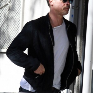 Exclusif - Brad Pitt à la sortie du studio d'Art "Owl Studios" de T. Houseago à Los Angeles, le 23 avril 2017. Brad laisse entrevoir une partie de son nouveau tatouage (une roue de moto). Il a récemment posé pour le magazine GQ, où son tatouage a été dévoilé en entier.