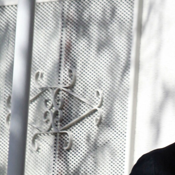 Exclusif - Brad Pitt à la sortie du studio d'Art "Owl Studios" de T. Houseago à Los Angeles, le 23 avril 2017. Brad laisse entrevoir une partie de son nouveau tatouage (une roue de moto). Il a récemment posé pour le magazine GQ, où son tatouage a été dévoilé en entier.