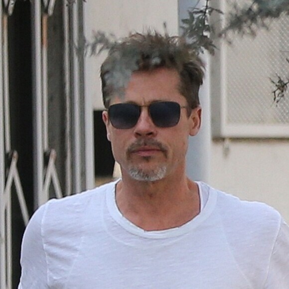 Exclusif - Brad Pitt à la sortie du studio d'Art "Owl Studios" de T. Houseago à Los Angeles, le 23 avril 2017. Brad laisse entrevoir une partie de son nouveau tatouage (une roue de moto). Il a récemment posé pour le magazine GQ, où son tatouage a été dévoilé en entier.