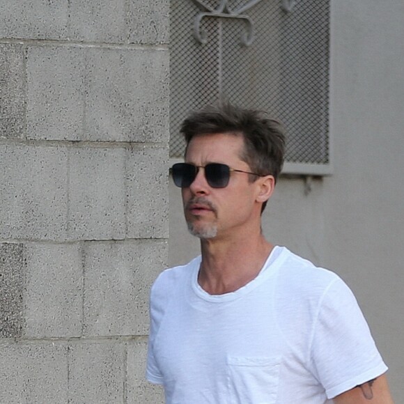 Exclusif - Brad Pitt à la sortie du studio d'Art "Owl Studios" de T. Houseago à Los Angeles, le 23 avril 2017. Brad laisse entrevoir une partie de son nouveau tatouage (une roue de moto). Il a récemment posé pour le magazine GQ, où son tatouage a été dévoilé en entier.