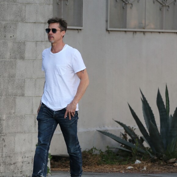 Exclusif - Brad Pitt à la sortie du studio d'Art "Owl Studios" de T. Houseago à Los Angeles, le 23 avril 2017. Brad laisse entrevoir une partie de son nouveau tatouage (une roue de moto). Il a récemment posé pour le magazine GQ, où son tatouage a été dévoilé en entier.