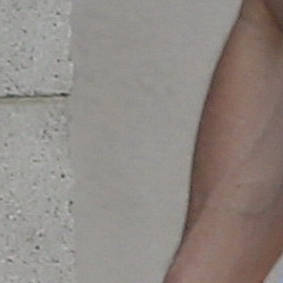 Exclusif - Brad Pitt à la sortie du studio d'Art "Owl Studios" de T. Houseago à Los Angeles, le 23 avril 2017. Brad laisse entrevoir une partie de son nouveau tatouage (une roue de moto). Il a récemment posé pour le magazine GQ, où son tatouage a été dévoilé en entier.
