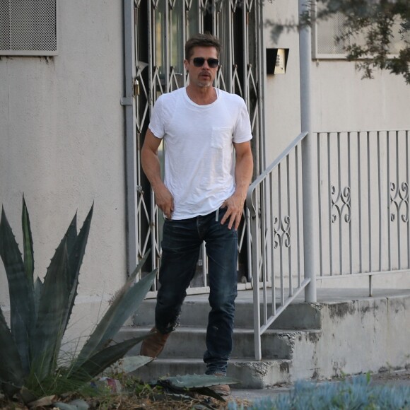 Exclusif - Brad Pitt à la sortie du studio d'Art "Owl Studios" de T. Houseago à Los Angeles, le 23 avril 2017. Brad laisse entrevoir une partie de son nouveau tatouage (une roue de moto). Il a récemment posé pour le magazine GQ, où son tatouage a été dévoilé en entier.