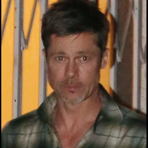 Exclusif - Prix Spécial - No Web No Blog - Brad Pitt, toujours très amaigri, dans les ateliers de son ami sculpteur Thomas Houseago à Los Angeles, Californie, Etats-Unis, le dimanche 30 avril 2017.