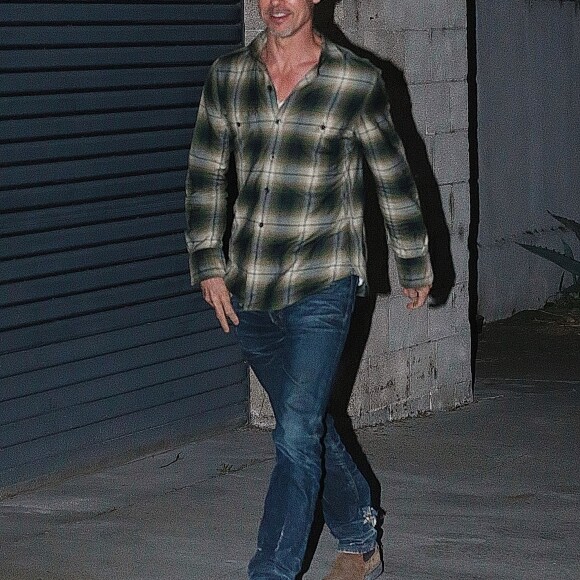 Exclusif - Prix Spécial - No Web No Blog - Brad Pitt, toujours très amaigri, dans les ateliers de son ami sculpteur Thomas Houseago à Los Angeles, Californie, Etats-Unis, le dimanche 30 avril 2017.