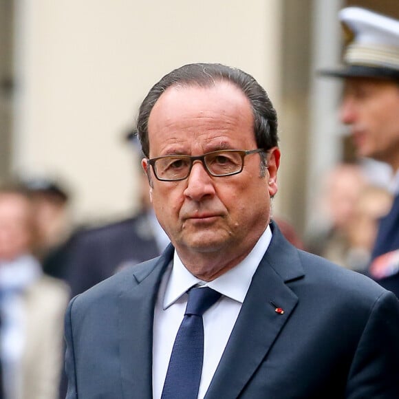 François Hollande - Cérémonie en hommage à Xavier Jugelé, policier tué dans l'attentat sur l'avenue des Champs-Elysées, le 25 avril 2017 à la préfecture de police de Paris. Le policier français Xavier Jugelé a été tué le 20 avril, dans une attaque revendiquée par le groupe de l'Etat islamique. © Dominique Jacovides/Bestimage