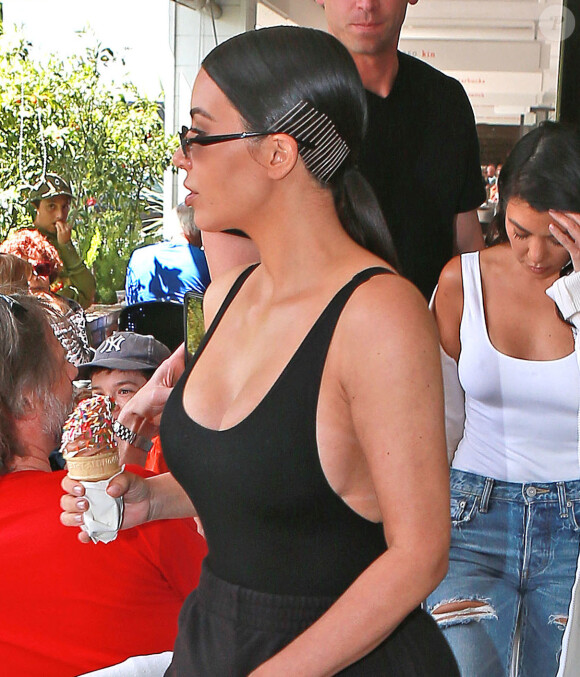 Kim Kardashian et ses soeurs Khloe Kardashian et Kourtney Kardashian sont allées déjeuner au restaurant Fabrocinis restaurant à Beverly Glen à Los Angeles, le 7 avril 2017.