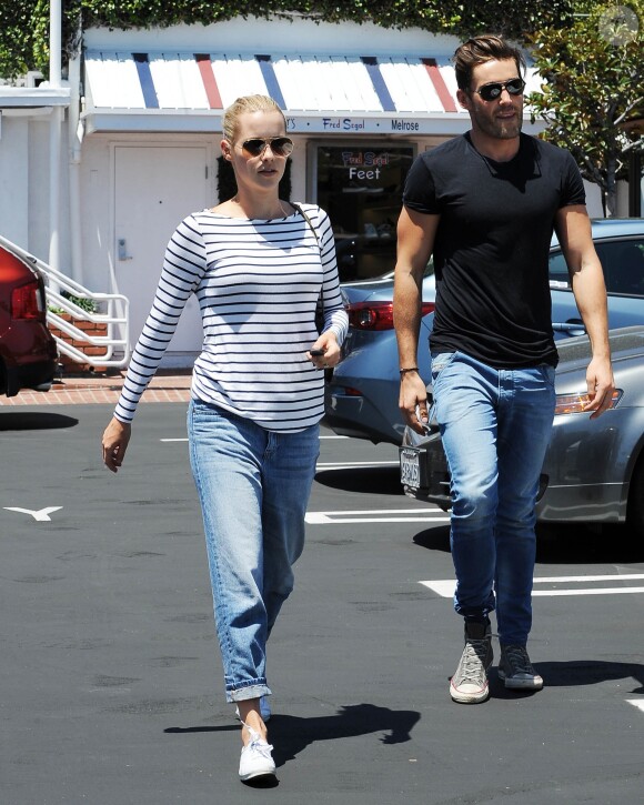 Claire Holt et son fiancé Matt Kaplan sont allés faire du shopping chez Fred Segal à West Hollywood. Le 14 juillet 2015