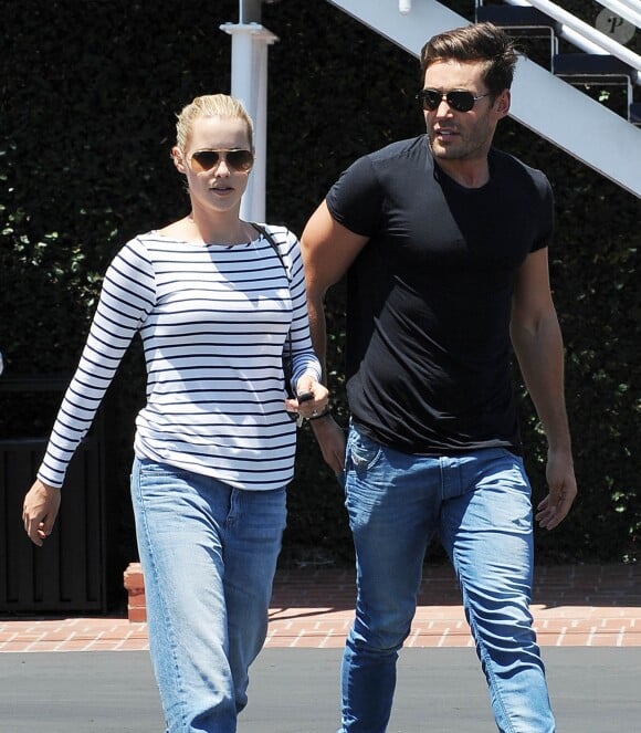 Claire Holt et son fiancé Matt Kaplan sont allés faire du shopping chez Fred Segal à West Hollywood. Le 14 juillet 2015