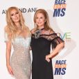 Paris et Kathy Hilton - 24e édition de la soirée "Race To Erase MS" à l'hôtel Beverly Hilton. Beverly Hills, Los Angeles, le 5 mai 2017.