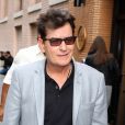 Charlie Sheen fume une cigarette devant chez ABC à New York le 12 janvier 2017