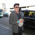 Charlie Sheen prend un vol à l'aéroport de Los Angeles, le 8 novembre 2016.