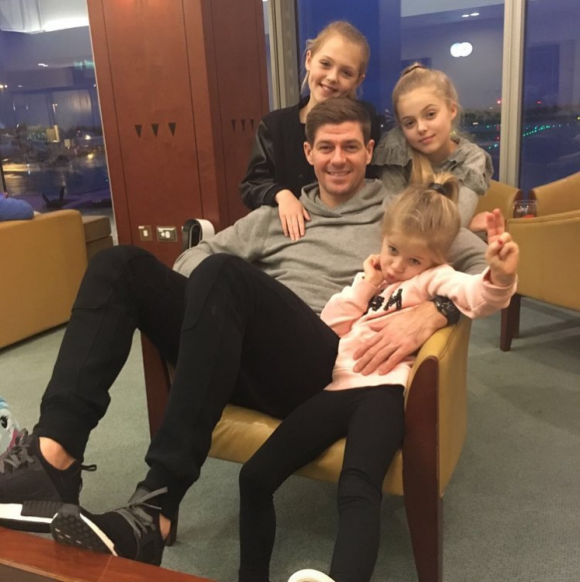 Steven Gerrard, ici avec ses trois filles début 2017, et sa femme Alex ont accueilli le 29 avril 2017 leur quatrième enfant, Lio, leur premier garçon. Photo Instagram.