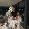 Steven Gerrard, ici avec ses trois filles à Noël 2016, et sa femme Alex ont accueilli le 29 avril 2017 leur quatrième enfant, Lio, leur premier garçon. Photo Instagram.