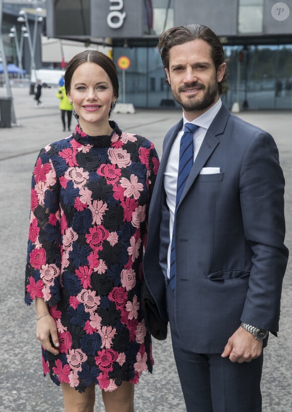 La princesse Sofia, enceinte et vêtue d'une robe & other stories, et le prince Carl Philip de Suède prenaient part le 7 mai 2017 au premier jour du 1er Forum mondial anti-harcèlement (World Anti-Bullying Forum) au Mall of Scandinavia à Stockholm.