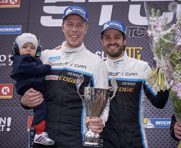 Le prince Carl Philip de Suède a réussi sa rentrée en STCC (Swedish Touring Car Championship), remportant la première course et se classant 2e de la seconde les 6 et 7 mai 2017 sur le circuit de Knutstorp.