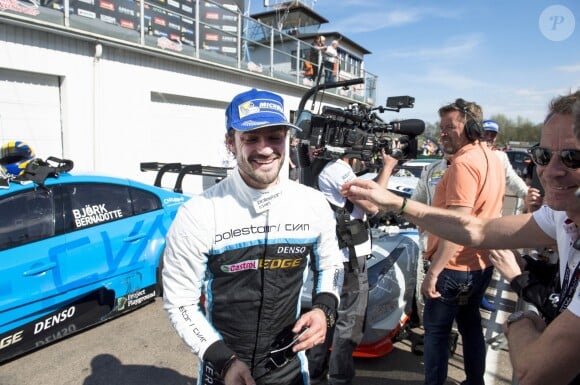 Le prince Carl Philip de Suède a réussi sa rentrée en STCC (Swedish Touring Car Championship), remportant la première course et se classant 2e de la seconde les 6 et 7 mai 2017 sur le circuit de Knutstorp.