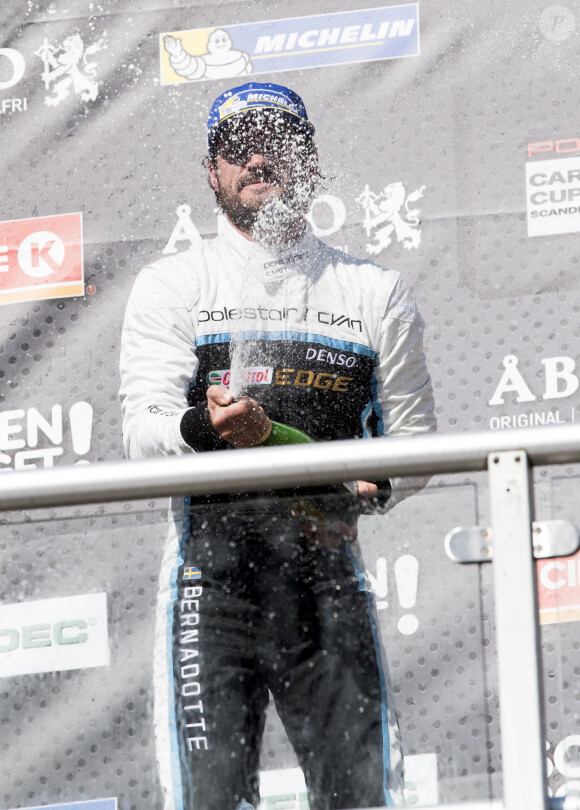 Le prince Carl Philip de Suède a réussi sa rentrée en STCC (Swedish Touring Car Championship), remportant la première course et se classant 2e de la seconde les 6 et 7 mai 2017 sur le circuit de Knutstorp.