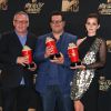 Bill Condon, Josh Gad et Emma Watson au MTV Movie & TV awards 2017 à l'auditorium de Shrine à Los Angeles, le 7 mai 2017