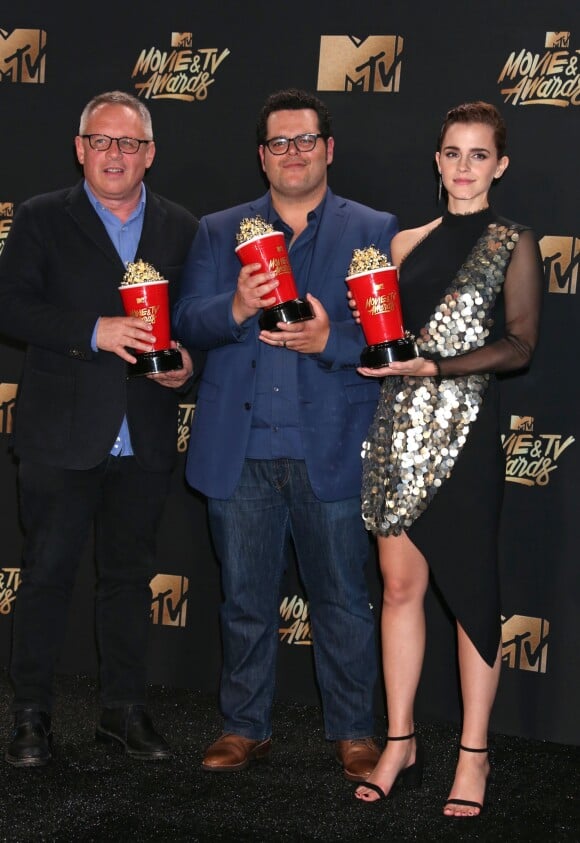 Bill Condon, Josh Gad et Emma Watson au MTV Movie & TV awards 2017 à l'auditorium de Shrine à Los Angeles, le 7 mai 2017