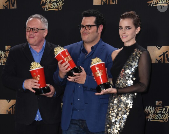 Bill Condon, Josh Gad et Emma Watson au MTV Movie & TV awards 2017 à l'auditorium de Shrine à Los Angeles, le 7 mai 2017