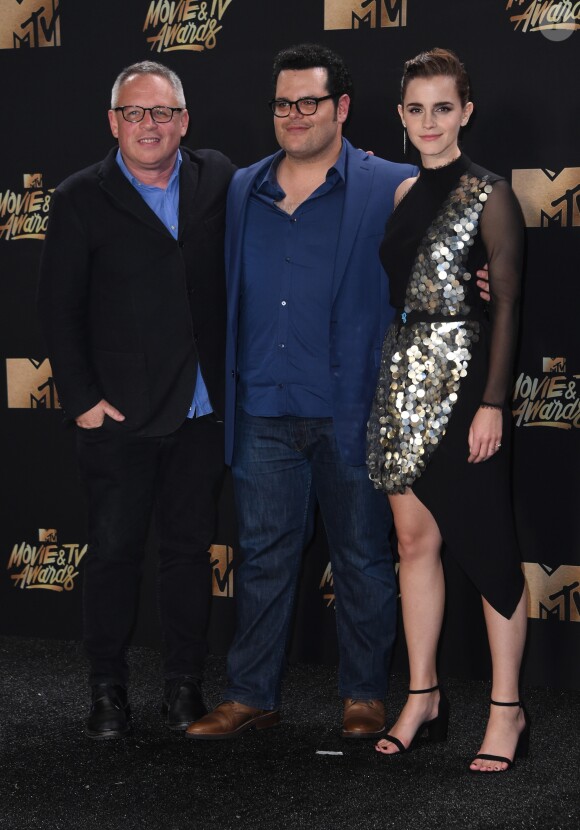 Bill Condon, Josh Gad et Emma Watson au MTV Movie & TV awards 2017 à l'auditorium de Shrine à Los Angeles, le 7 mai 2017