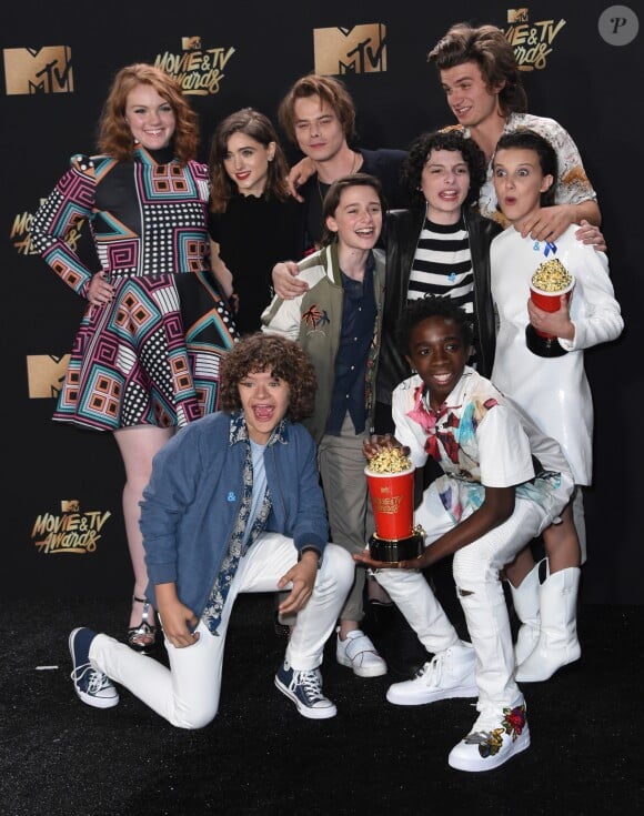 Millie Bobby Brown et toute l'équipe de la série 'Stranger Things' au MTV Movie & TV awards 2017 à l'auditorium de Shrine à Los Angeles, le 7 mai 2017