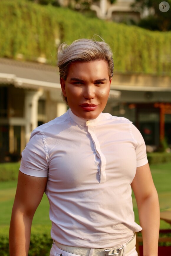Rodrigo Alves alias le Ken humain est parti à New Delhi en Inde pour tenter de convaincre un chirurgien de l'opérer pour modifier définitivement la couleur de ses yeux - Photo prise à New Delhi, le 9 mai 2017