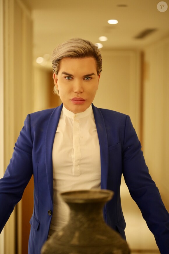 Rodrigo Alves alias le Ken humain est parti à New Delhi en Inde pour tenter de convaincre un chirurgien de l'opérer pour modifier définitivement la couleur de ses yeux - Photo prise à New Delhi, le 9 mai 2017