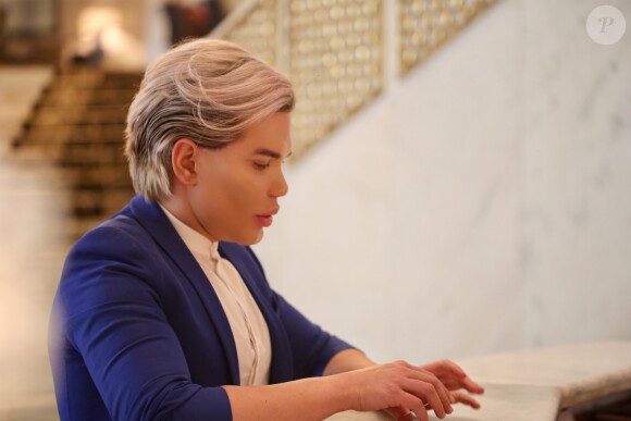 Rodrigo Alves alias le Ken humain est parti à New Delhi en Inde pour tenter de convaincre un chirurgien de l'opérer pour modifier définitivement la couleur de ses yeux - Photo prise à New Delhi, le 9 mai 2017