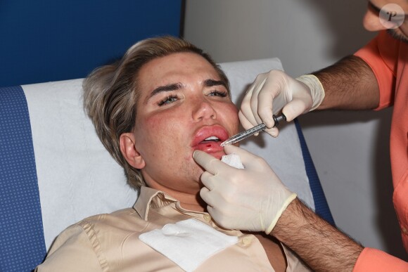 Rodrigo Alves se fait opérer par le Dr Deniz Kanliada à Londres le 10 avril 2017