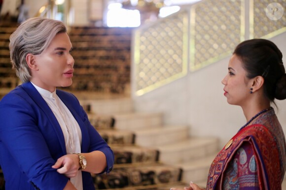 Rodrigo Alves alias le Ken humain est parti à New Delhi en Inde pour tenter de convaincre un chirurgien de l'opérer pour modifier définitivement la couleur de ses yeux - Photo prise à New Delhi, le 9 mai 2017