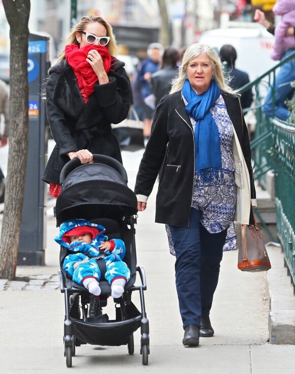 Exclusif - Candice Swanepoel, son fils Anacã et sa mère Eileen à New York, le 30 mars 2017.