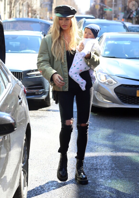 Candice Swanepoel se promène avec son fils Anacã à New York le 17 mars 2017.