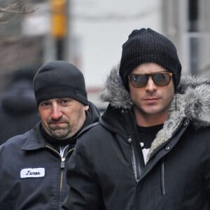 Exclusif - Zac Efron porte de gros sacs dans la rue à New York le 23 janvier 2017.