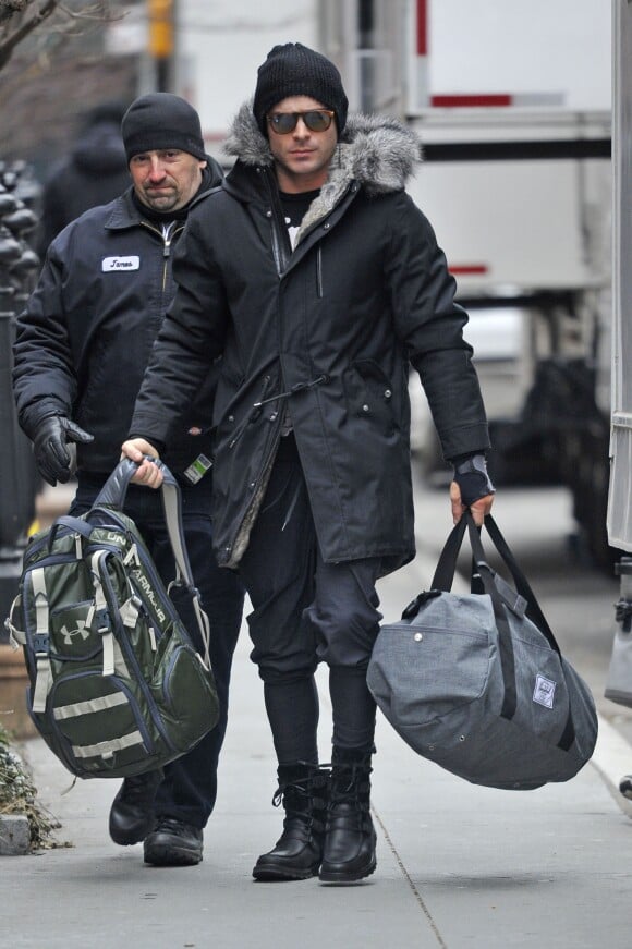 Exclusif - Zac Efron porte de gros sacs dans la rue à New York le 23 janvier 2017.