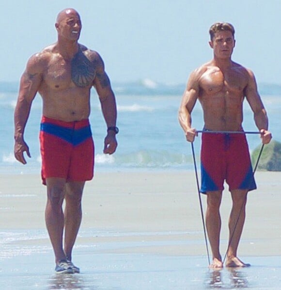 Exclusif - Dwayne Johnson, Zac Efron lors d'une scène de la série 'Baywatch' sur la plage de Malibu pour recréer la photo mythique de la série. Le 21 avril 2016